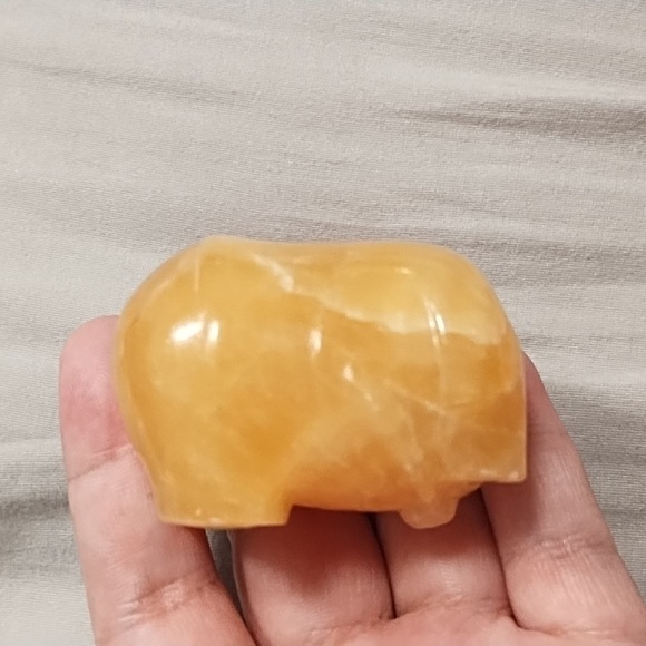 Calcite minion carving - Picture 4 of 4